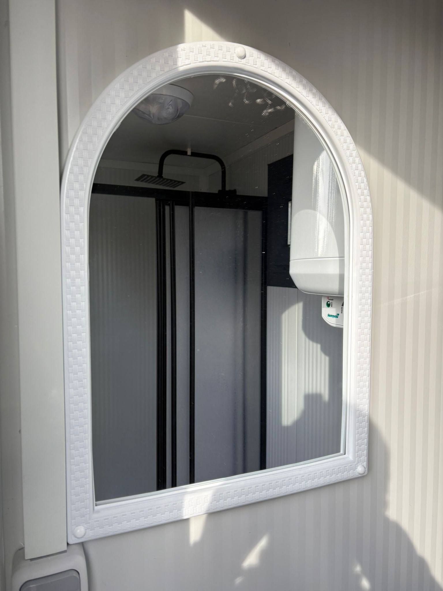 Spiegel Douche unit met omkleedruimte Spiegel douche unit met omkleedruimte