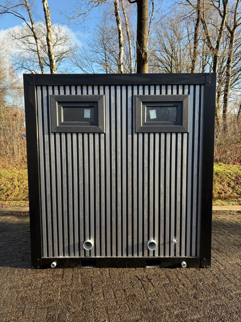 Achterkant dichterbij dubbele toilet unit