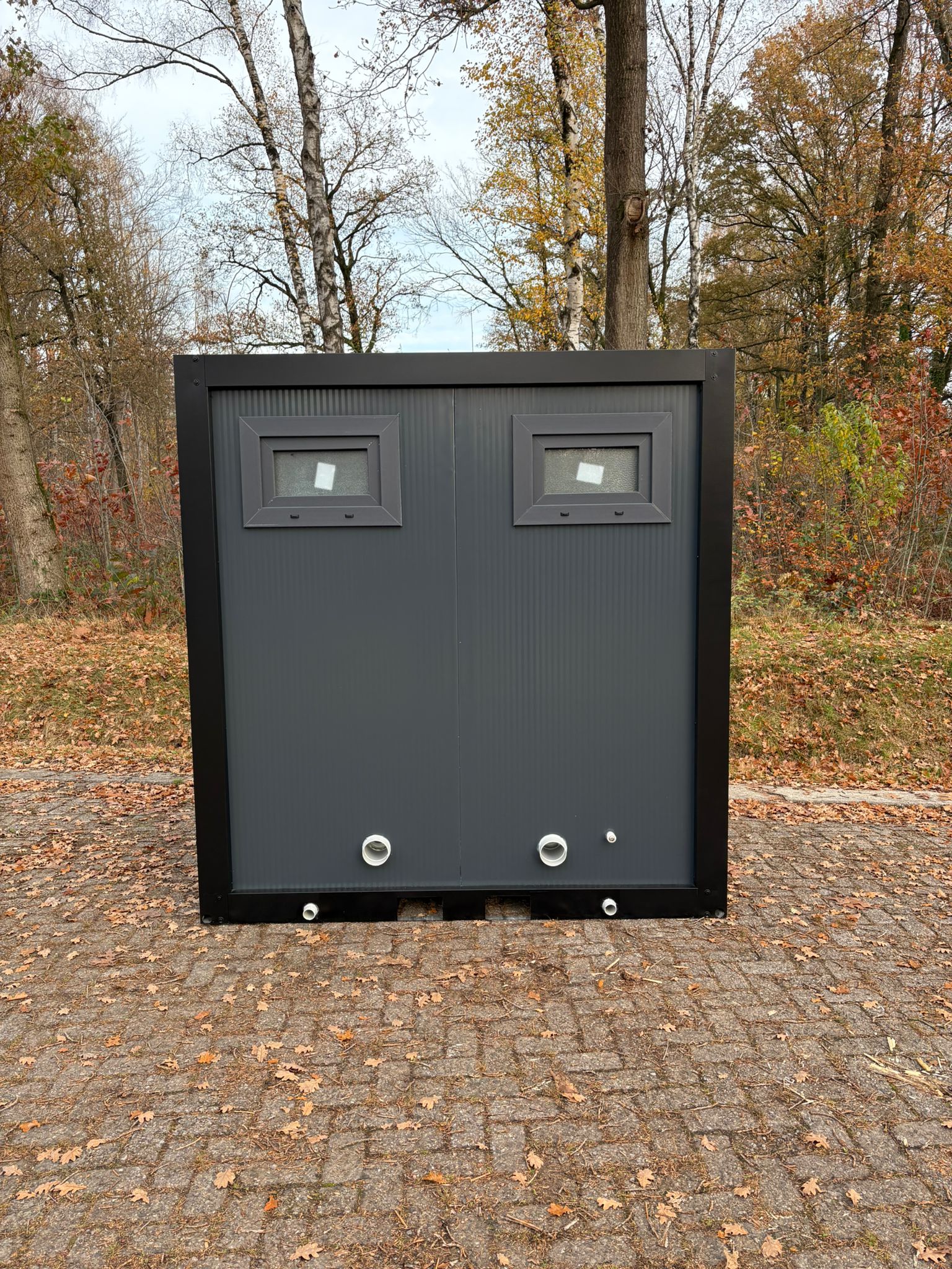 Achterzijde aansluitingen en afvoeren dubbel toilet unit Achterzijde Dubbel toilet unit