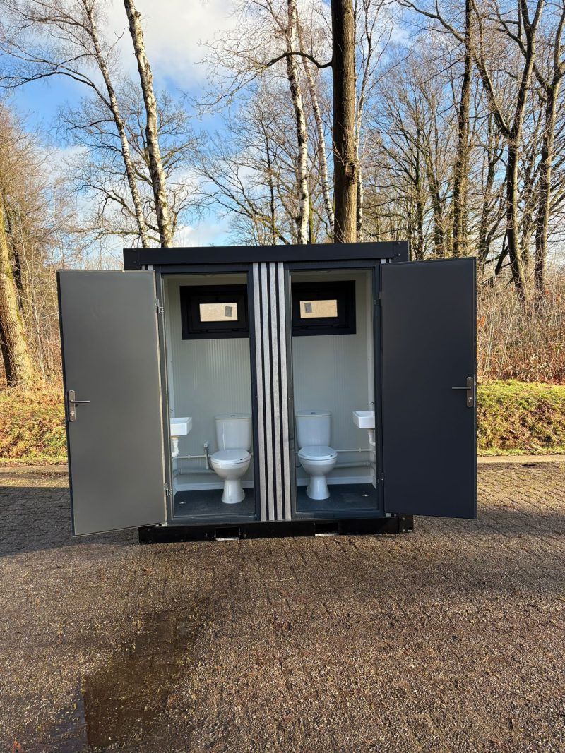 Dubbele toilet unit open deuren