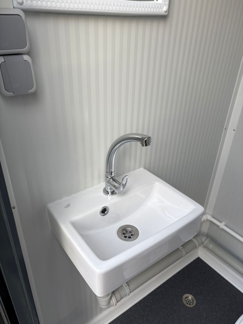 Fonteinset dubbel toilet unit