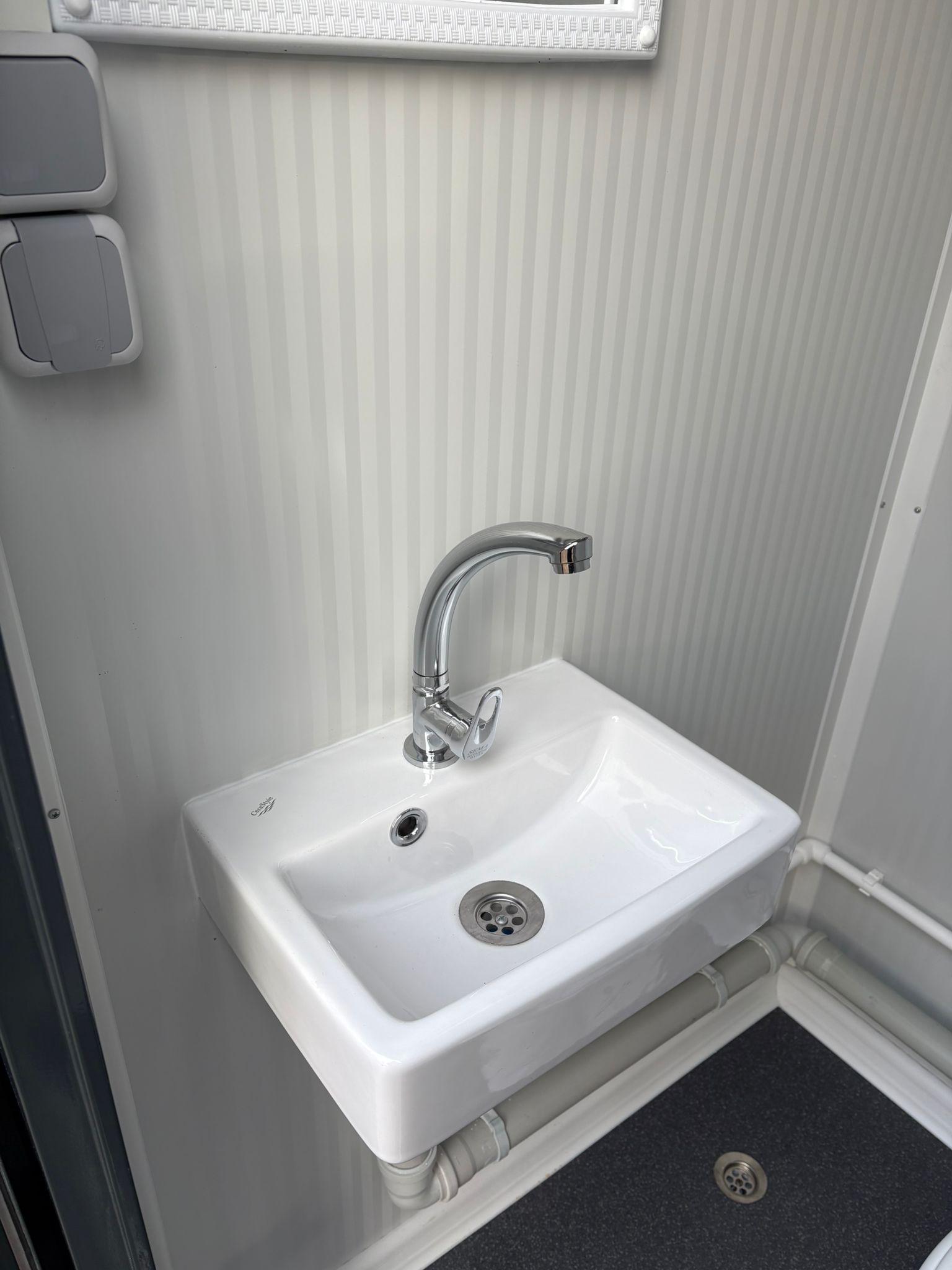 Fonteinset dubbel toilet unit Fontein links Dubbel toilet unit