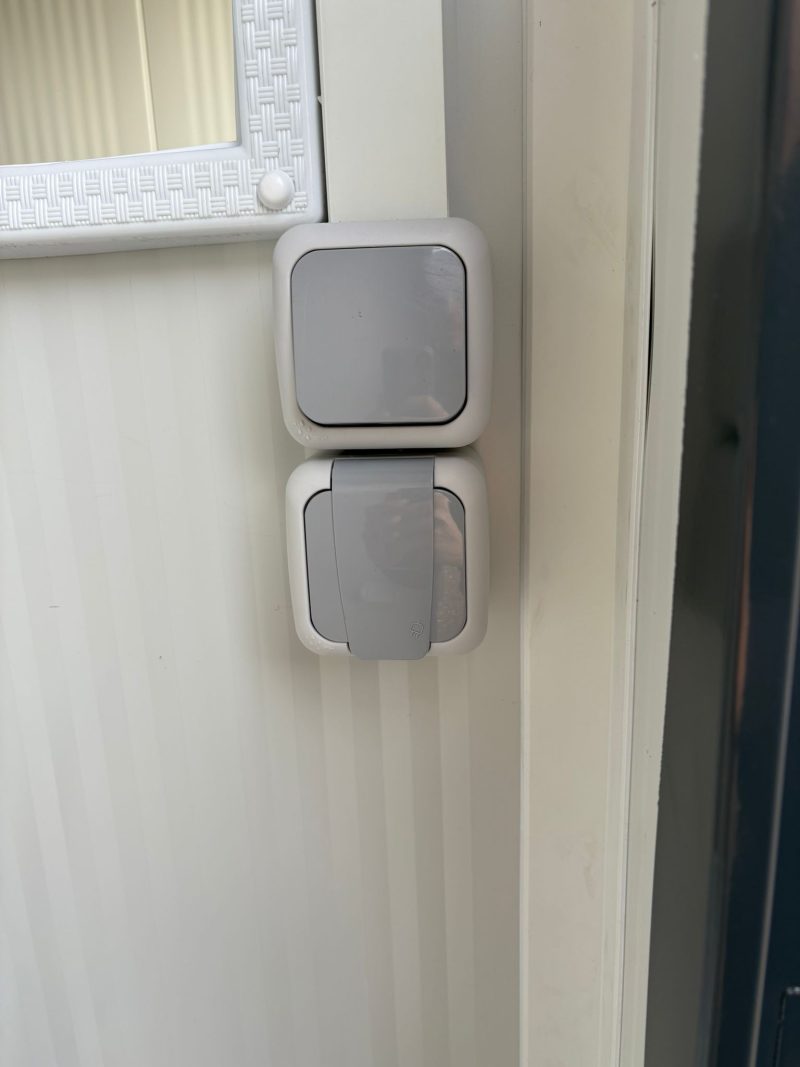 Lichtschakelaar rechts dubbel toilet unit