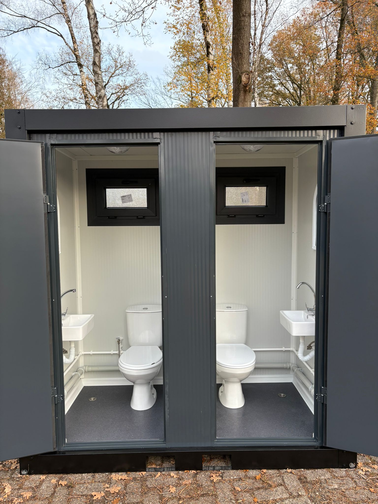 Voorkant Dubbel toilet unit open deur Vooraanzicht Dubbel toilet unit