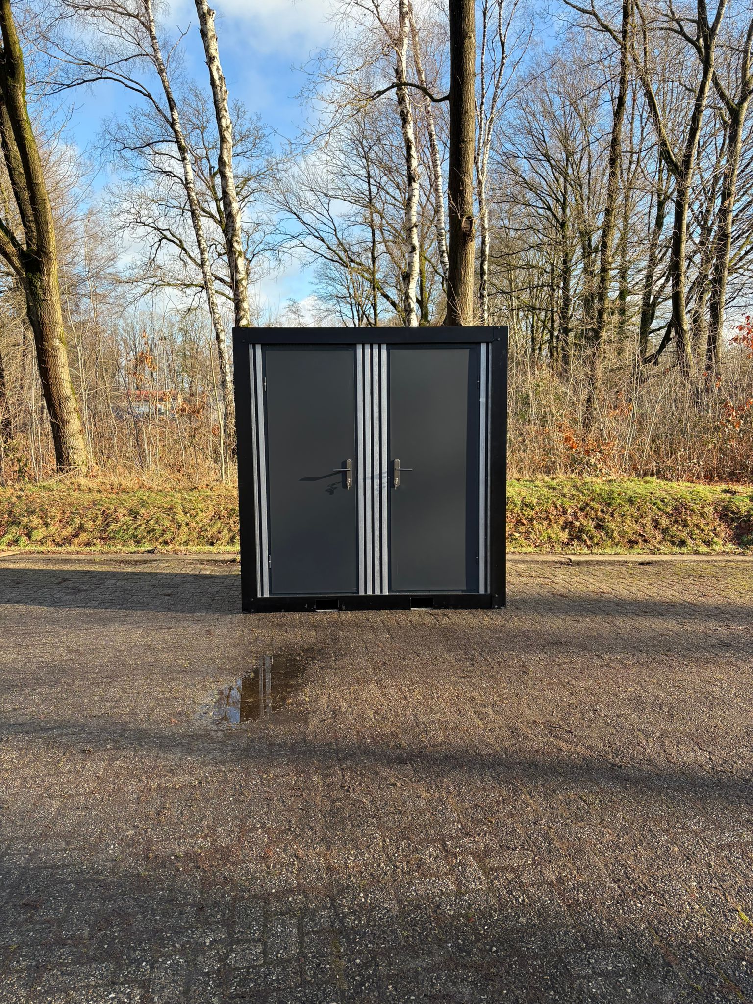 Voorkant toilet unit dichte deuren ver