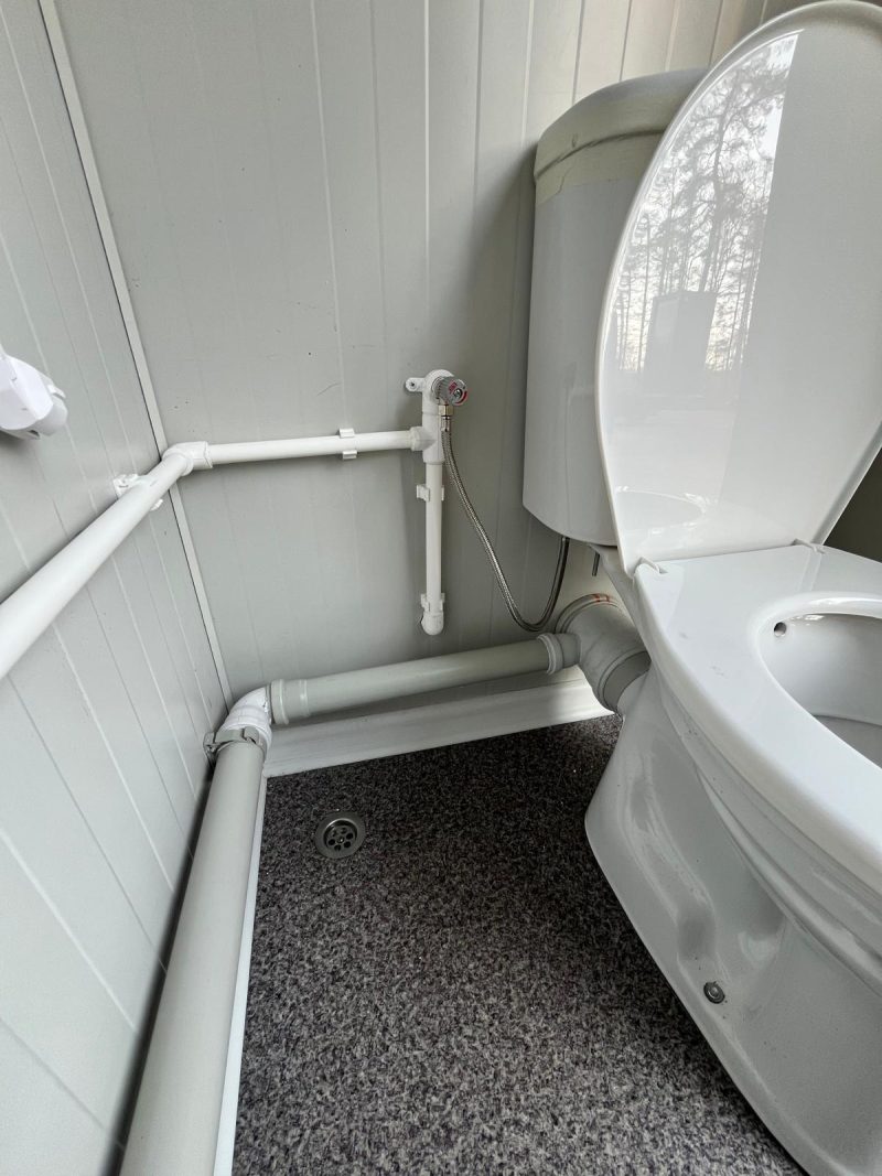 Binnenzijde toilet ruimte 10 badkamer unit 4 deurs