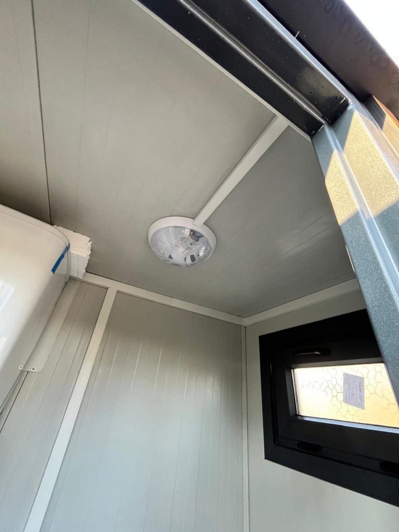Binnenzijde toilet ruimte 13 badkamer unit 4 deurs
