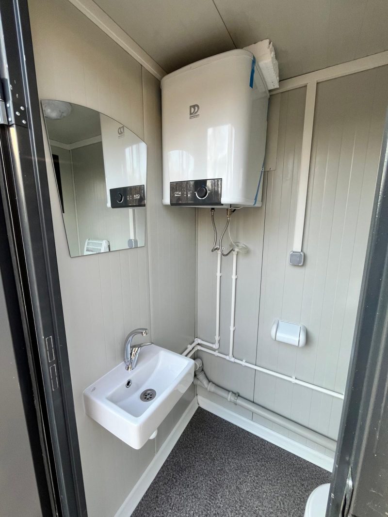 Binnenzijde toilet ruimte badkamer unit 4 deurs