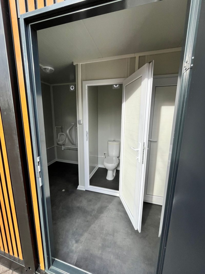 Binnenzijde toiletgebouw toilet 1