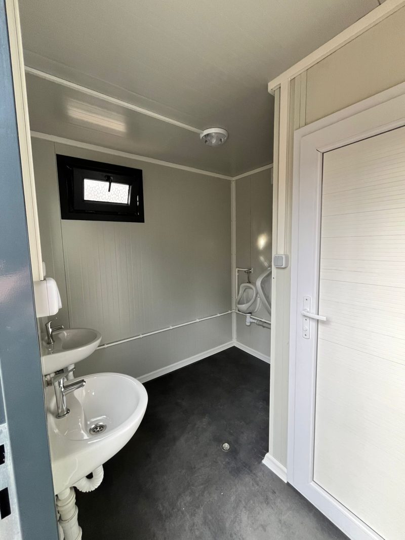 Binnenzijde toiletgebouw wasbak + urinoirs