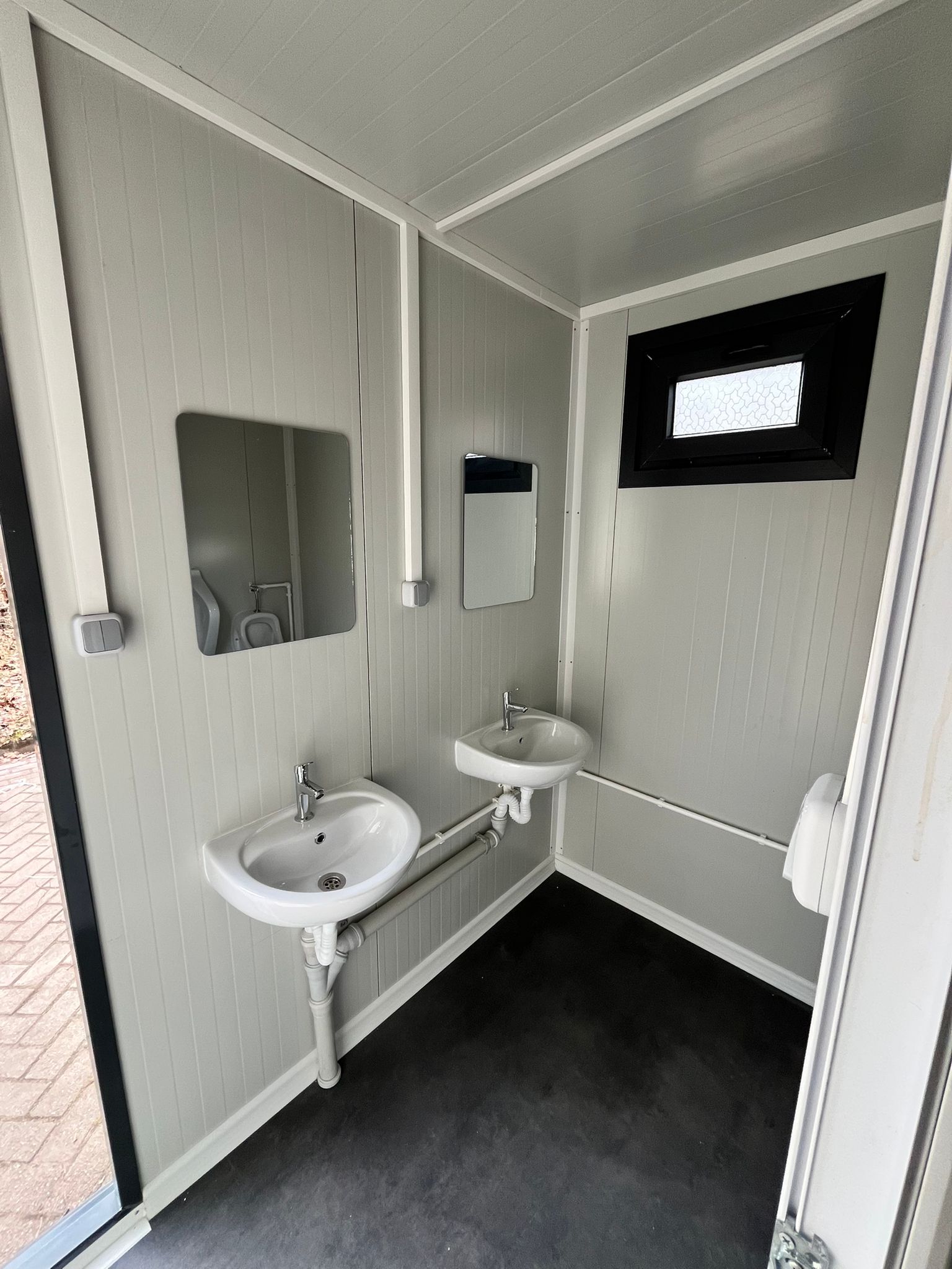 Binnenzijde toiletgebouw wasbakken 2st