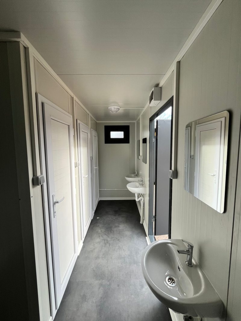 Binnenzijde toiletgebouw wasbakken