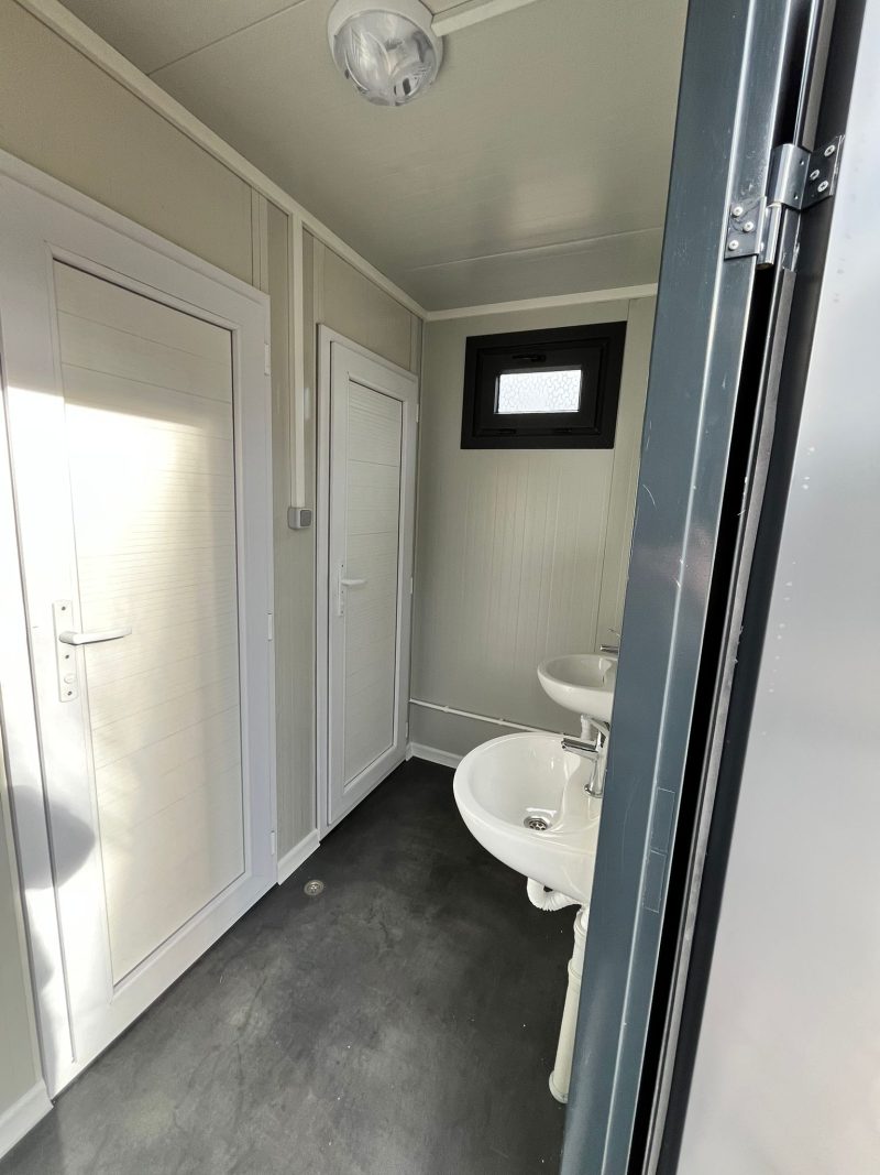 Binnenzijde toiletgebouw wc’s en wasbakken