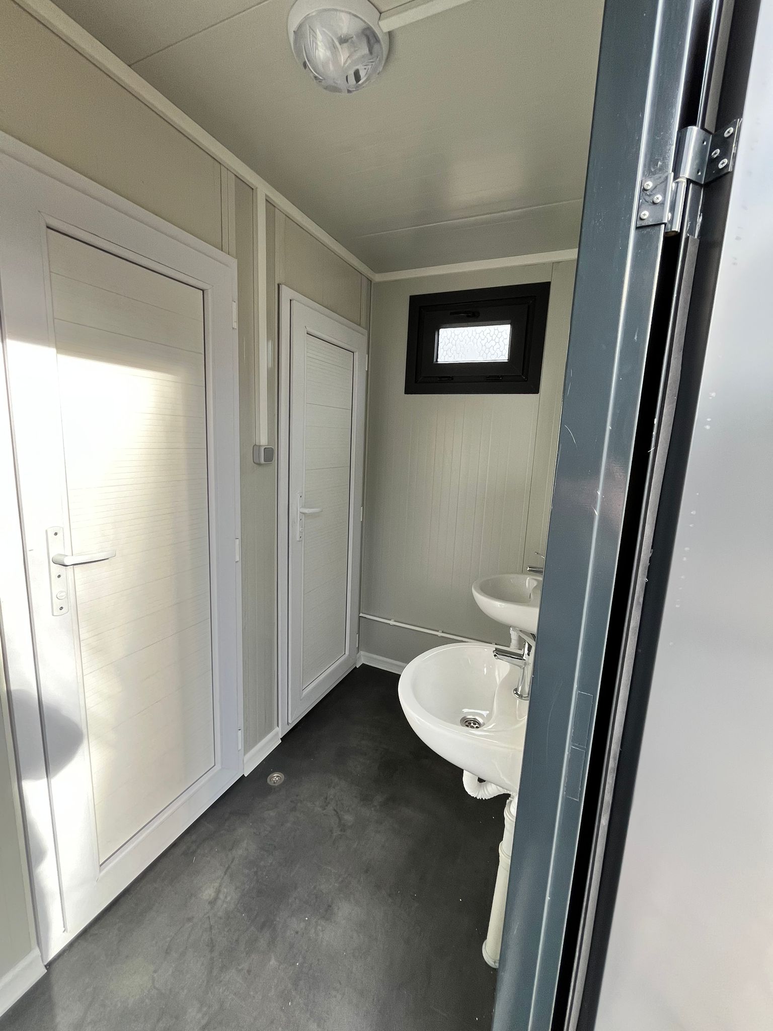 Binnenzijde toiletgebouw wc's en wasbakken