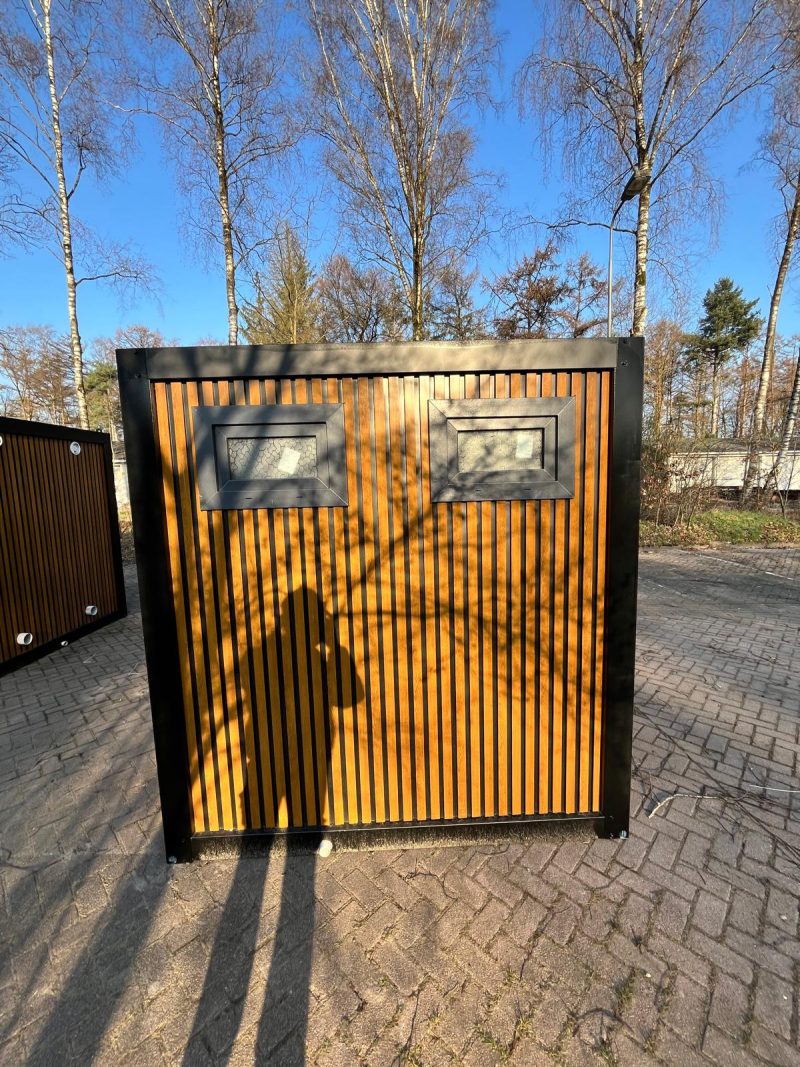 Buitenzijde zijkant 2 badkamer unit 4 deurs