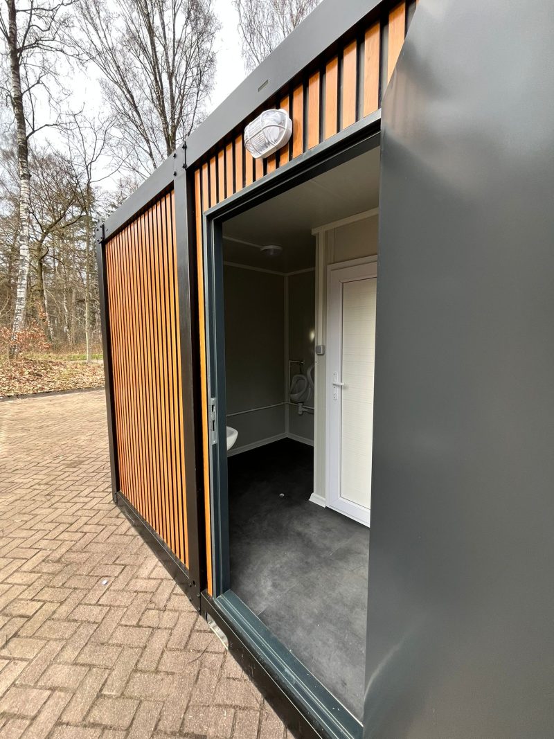 Deur open naar binnenkijken toiletgebouw