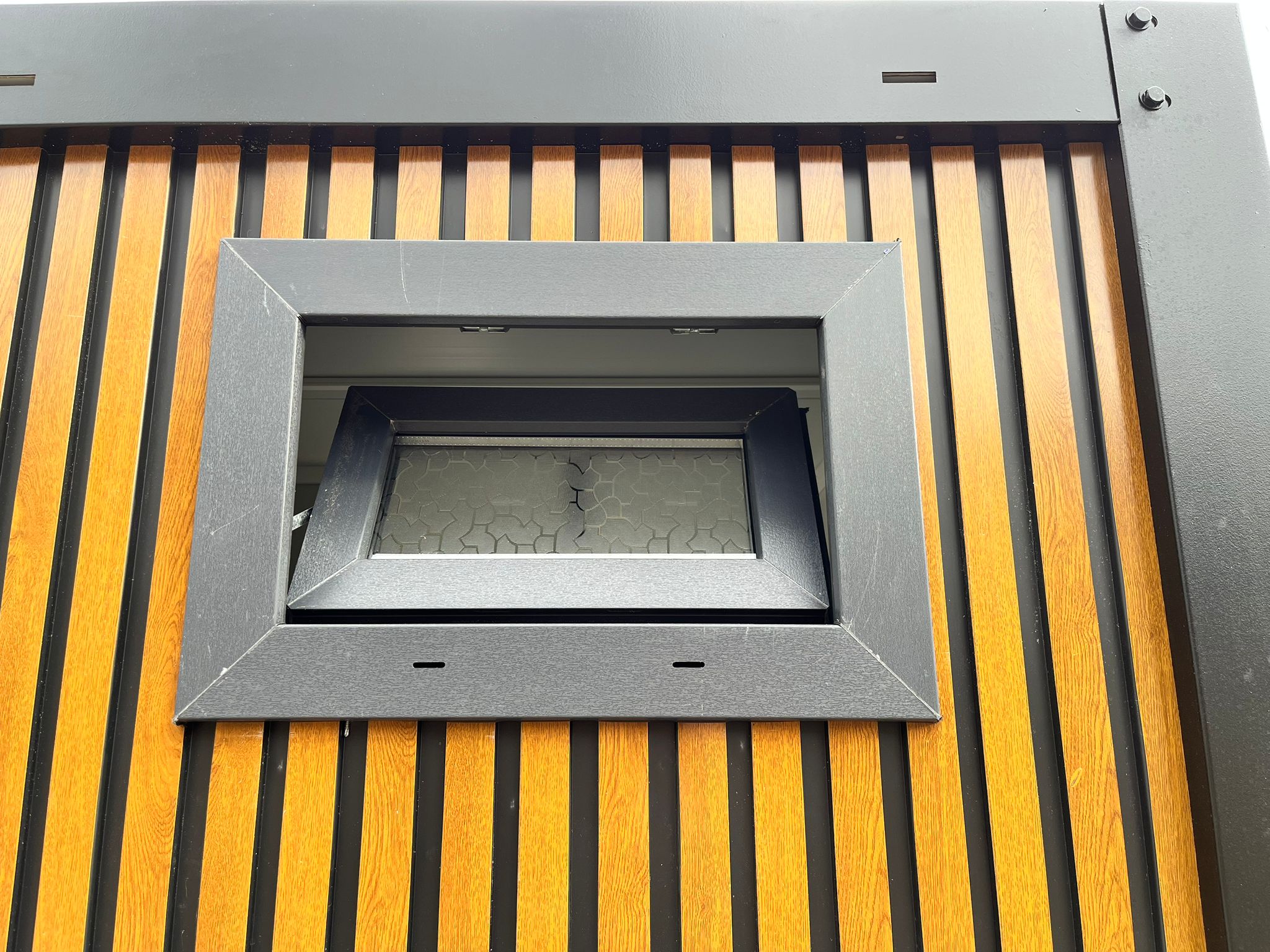 Draaikiepraam buitenkant toiletgebouw open