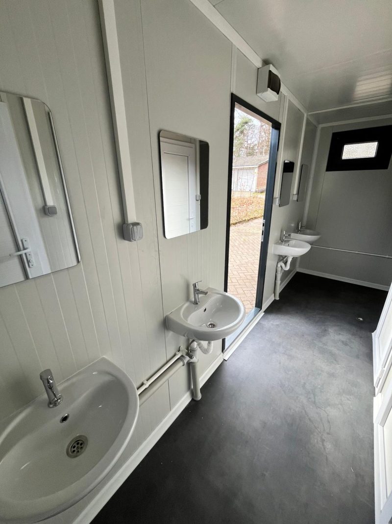 Toiletgebouw binnenzijde gang 2