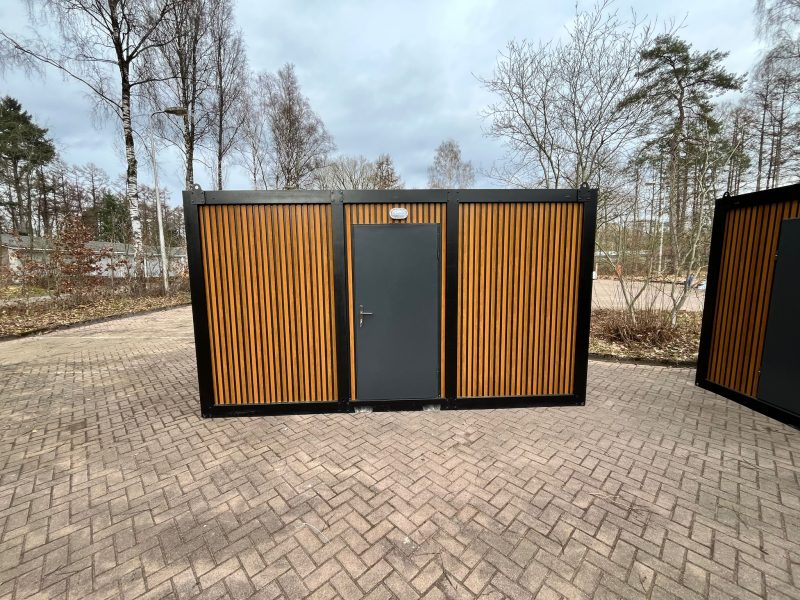 Toiletgebouw voorkant deur dicht