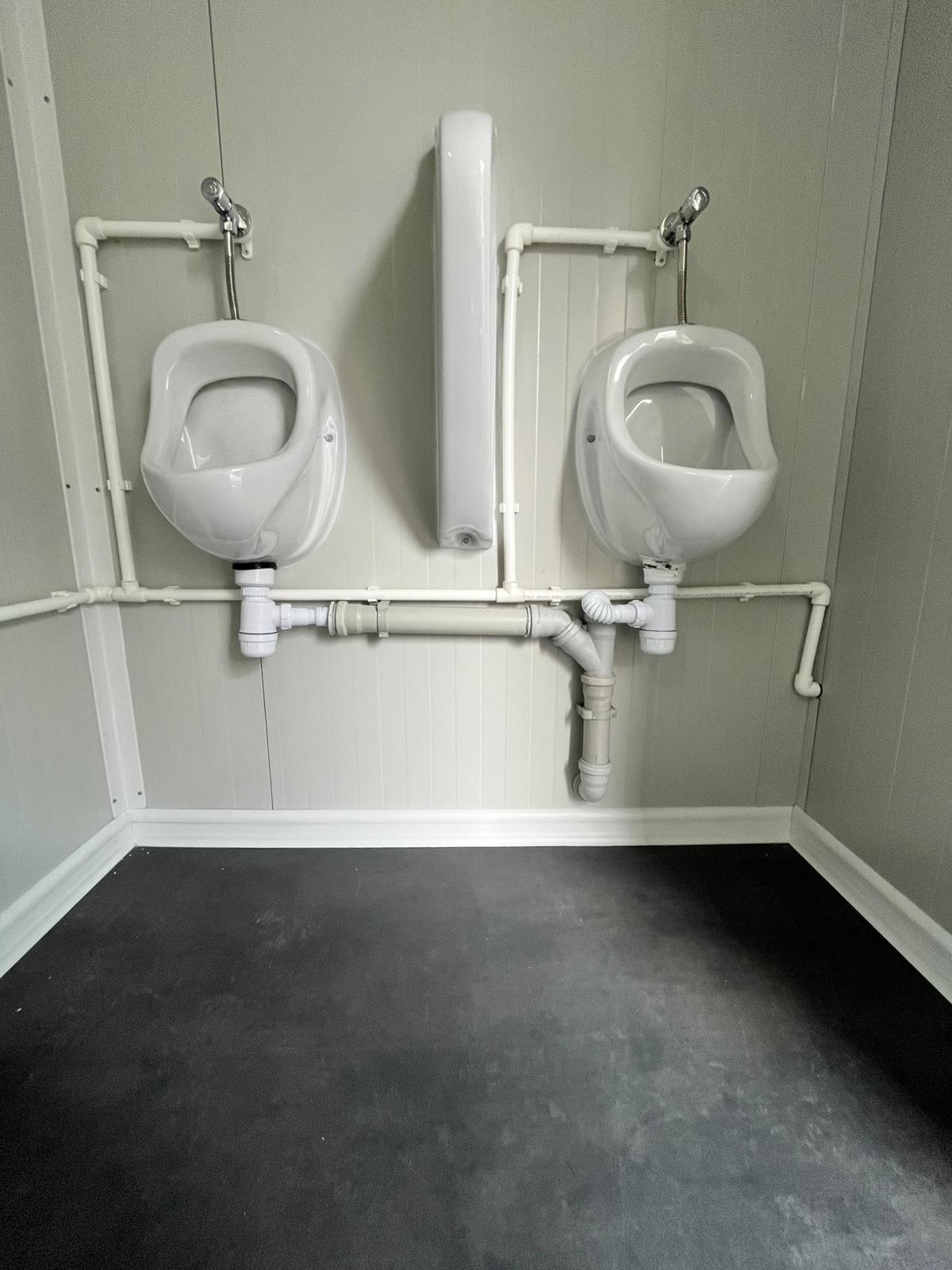 Urinoirs toiletgebouw aansluitingen