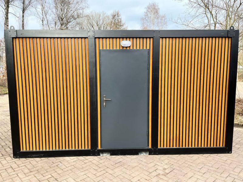 Voorkant toiletgebouw