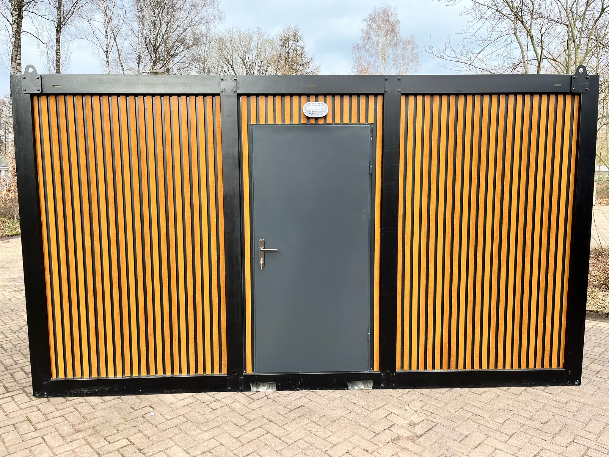 Voorkant toiletgebouw