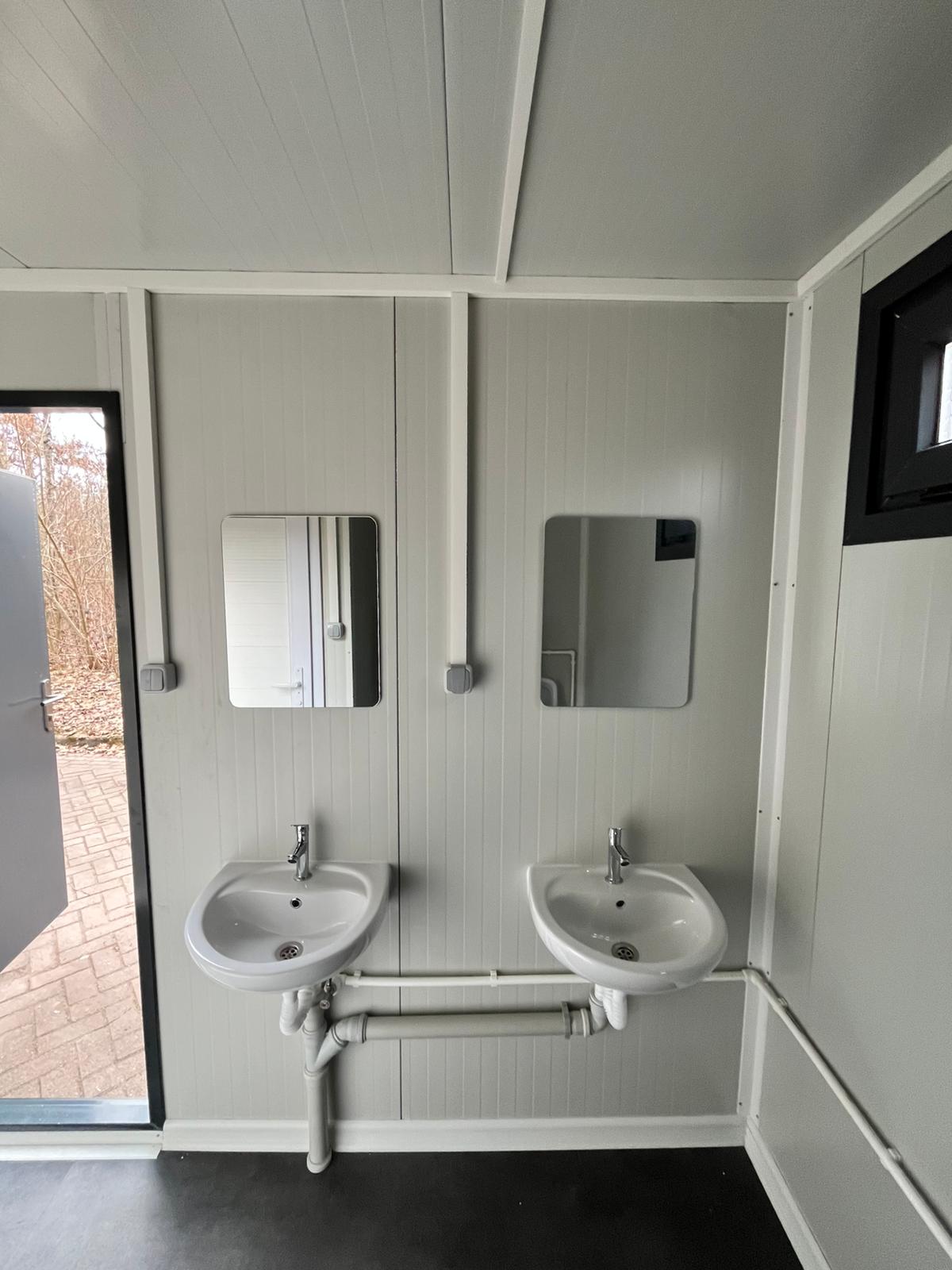 Wasbakken binnenzijde toiletgebouw